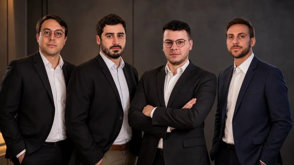 Os quatro analistas da Suno que apresentam a live, de terno, lado a lado
